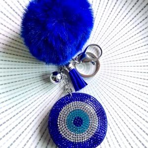 Llavero (Keychain) con pompón y ojo turco con cristales brillantes en azul.